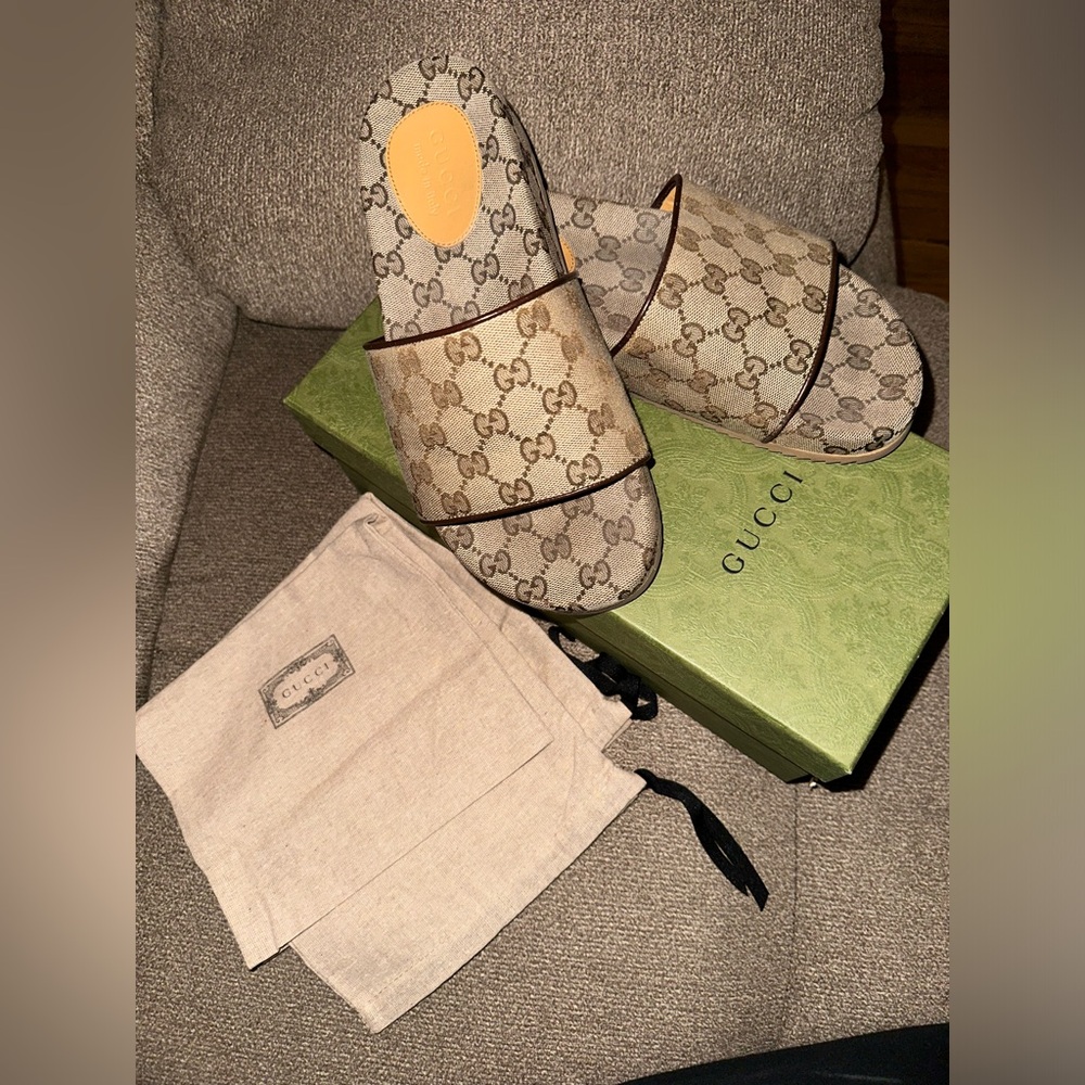 Gucci
Leather mules & clogs
8 US